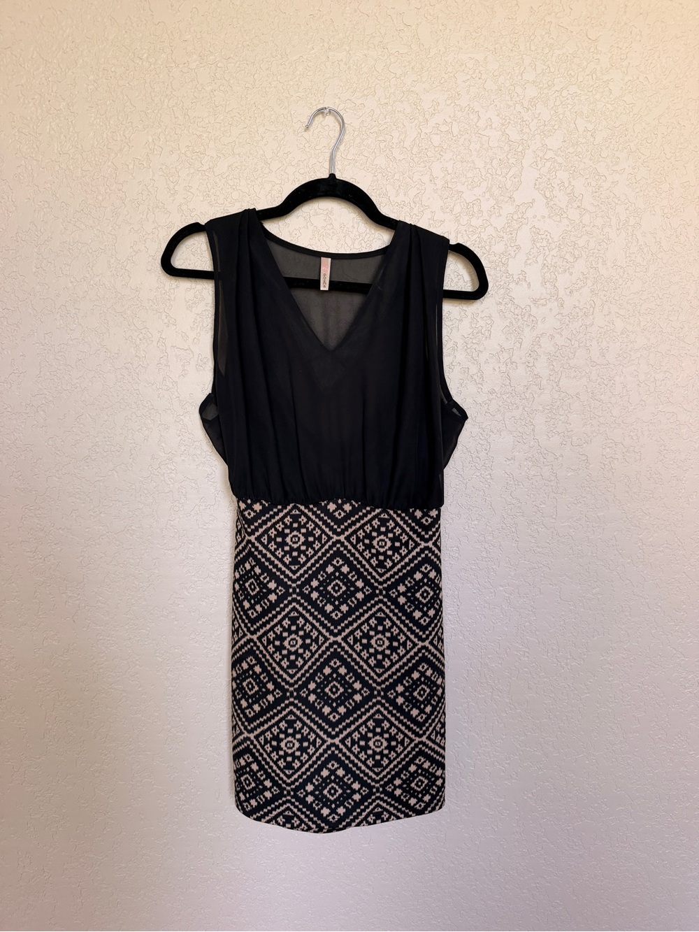 Poema Black and Cream Sleeveless V-Neck Patterned Mini Dress